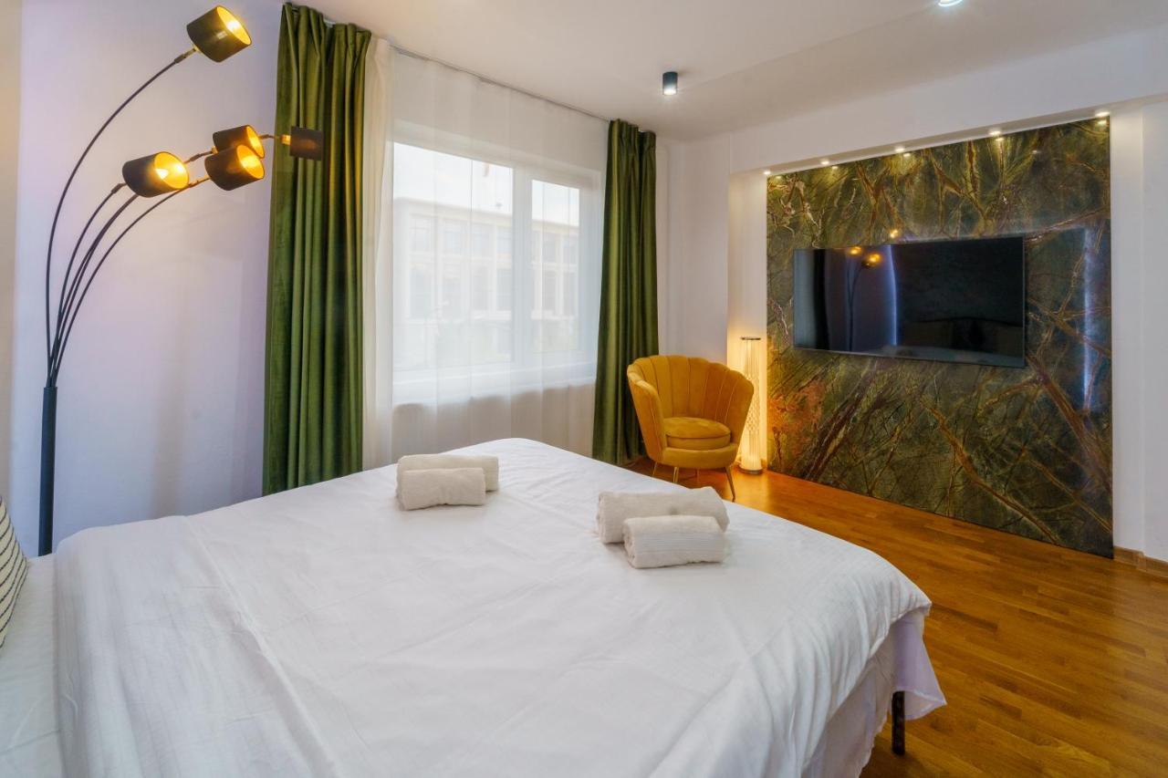 Main Square 5 Star Luxury Apartment With View Cluj-Napoca Eksteriør billede
